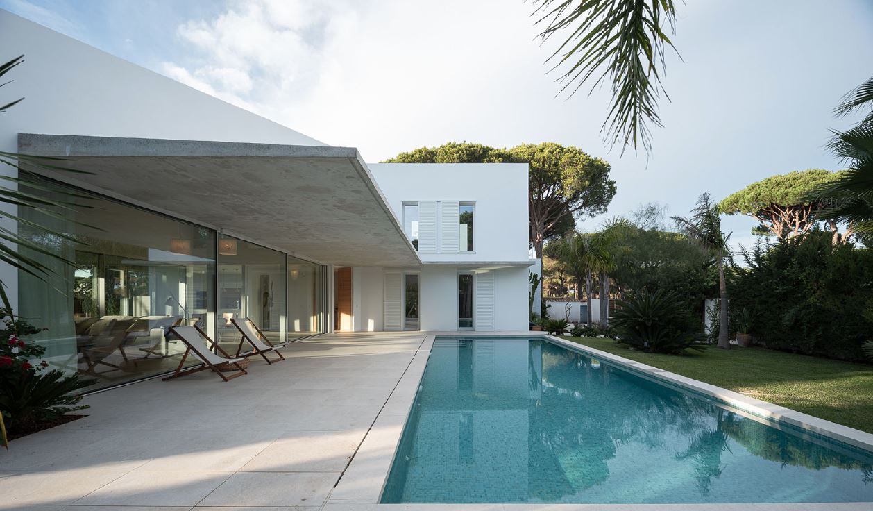 Reciclaje de casa para otro arquitecto. Vivienda unifamiliar y piscina en Roche
